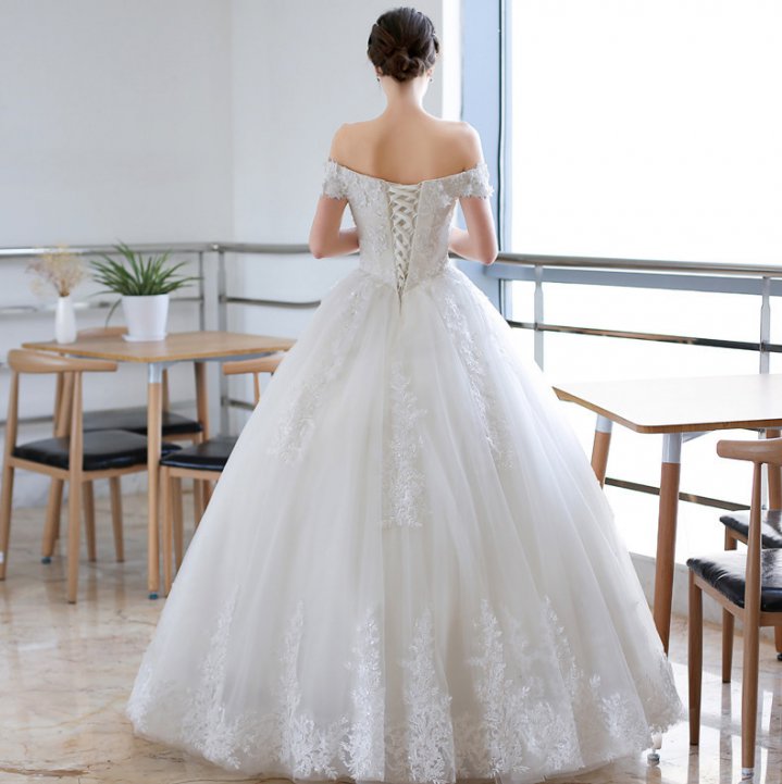 Winter bride luxurious wedding dress