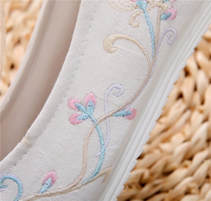 Heighten embroidered shoes for women