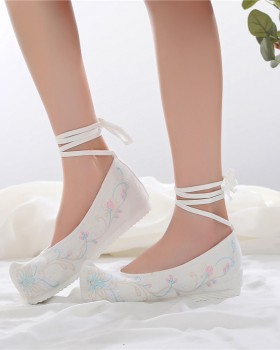 Heighten embroidered shoes for women