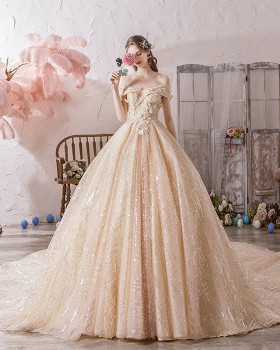 Big trailing beautiful bride luxurious wedding dress