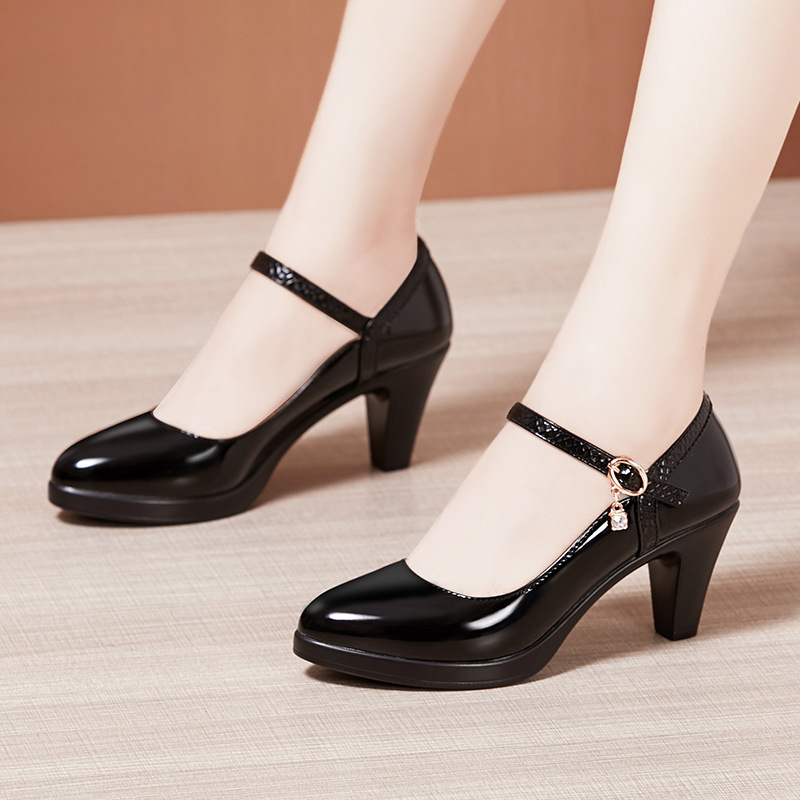 Low patent leather high-heeled shoes pointed shoes