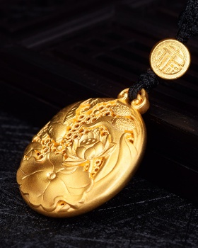 Gold lotus clump pendant necklace