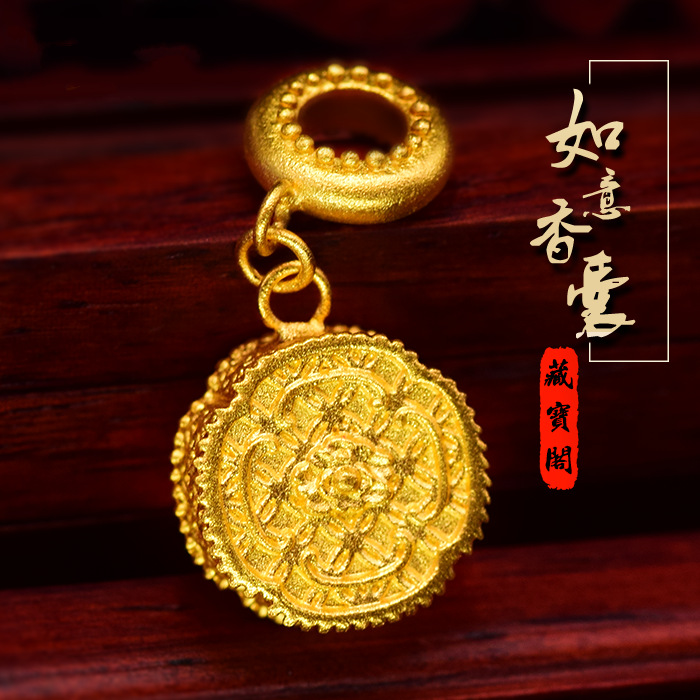 Gold pendant necklace