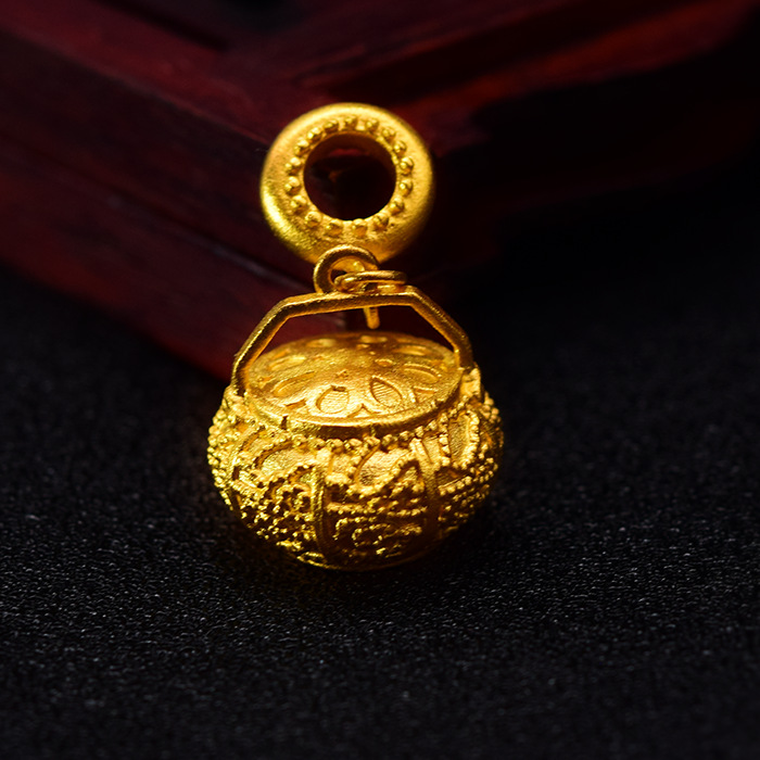 Pendant gold necklace