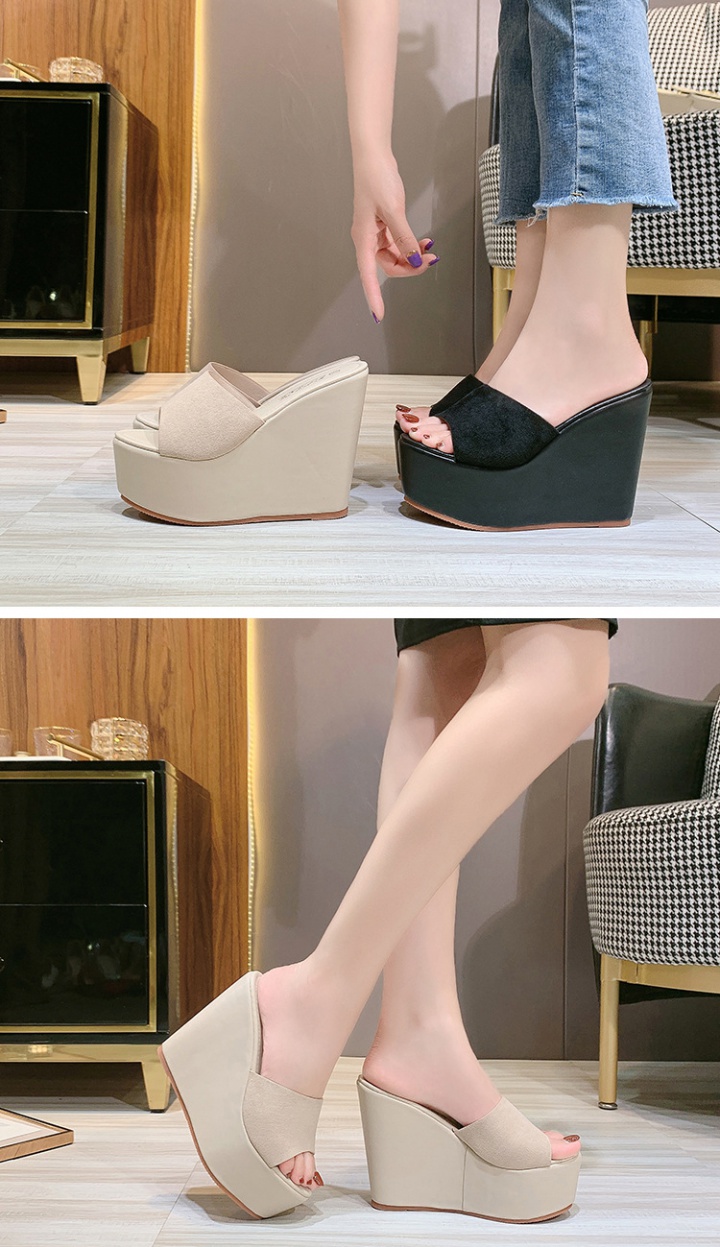 High-heeled slipsole sandals wears outside platform
