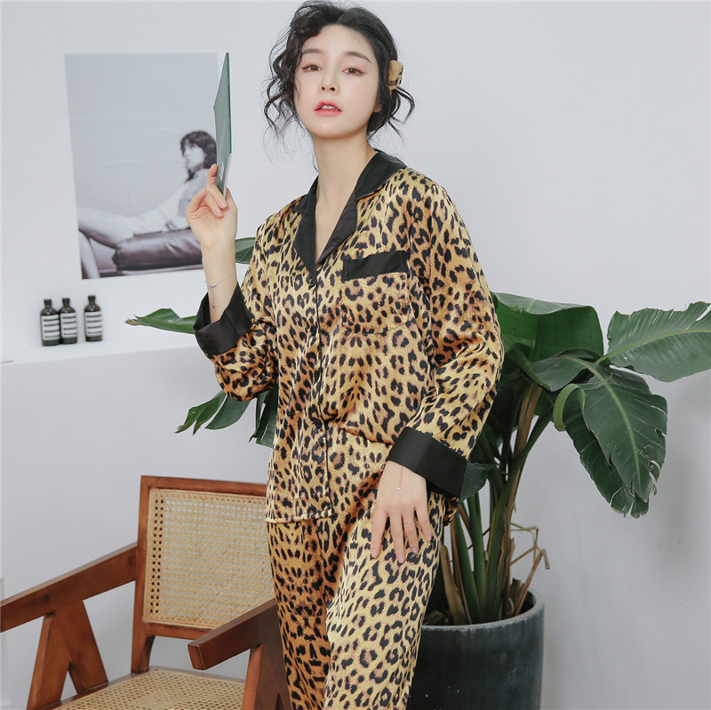 Imitation silk leopard pajamas a set for women