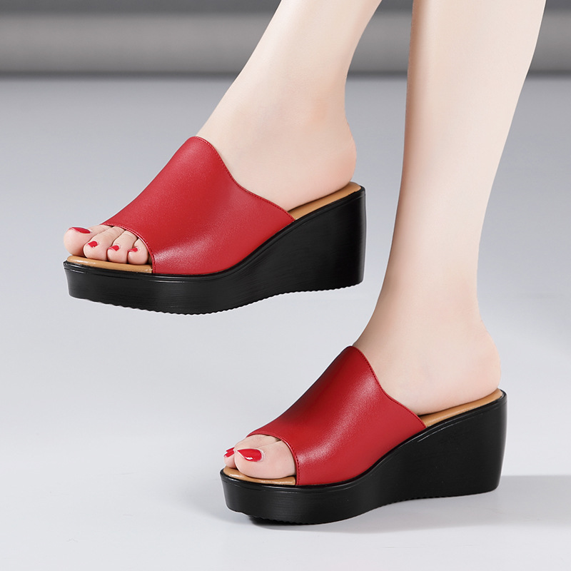 Middle-heel red platform wears outside slippers