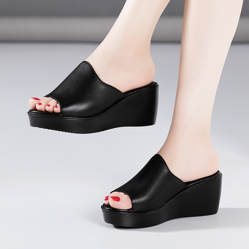 Middle-heel red platform wears outside slippers