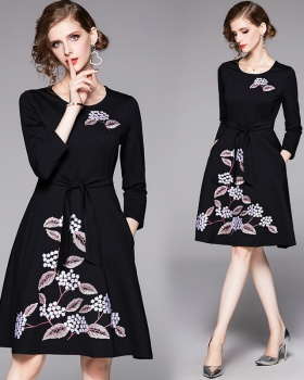 Elegant embroidery pinched waist long slim dress