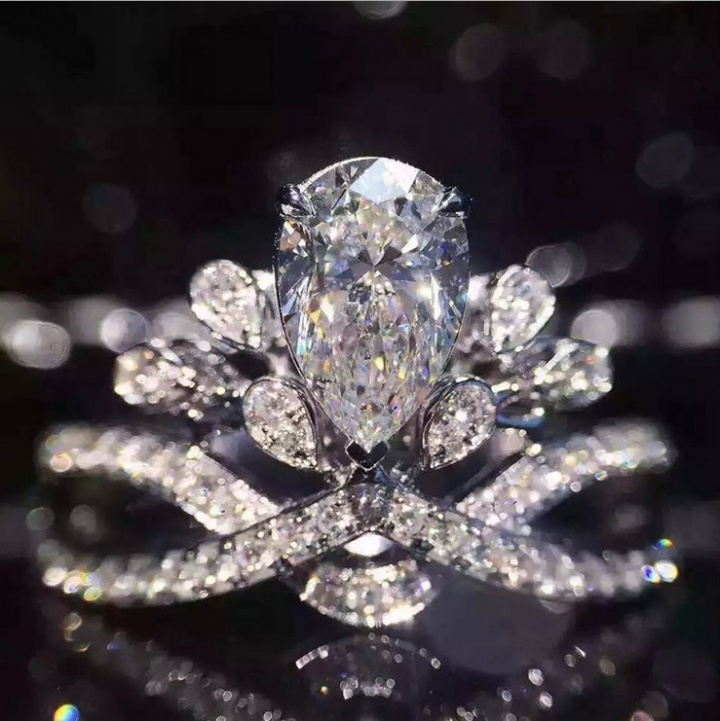 Drops of water gem imperial crown ring