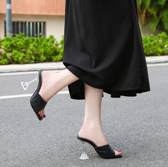 Wears outside high-heeled shoes European style slippers