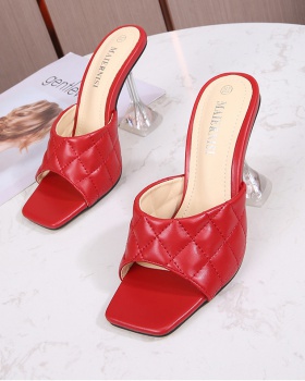 Wears outside high-heeled shoes European style slippers