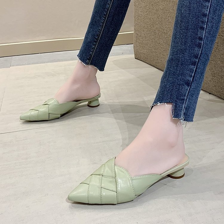 Pointed wears outside round slippers for women