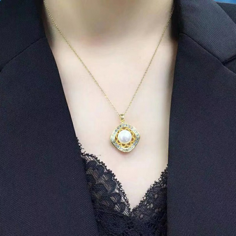 Temperament white clavicle necklace for women