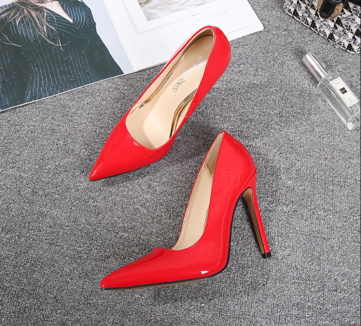Pointed high-heeled shoes beautiful shoes