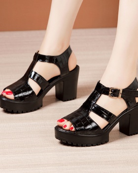 Open toe thick crust sandals patent leather platform