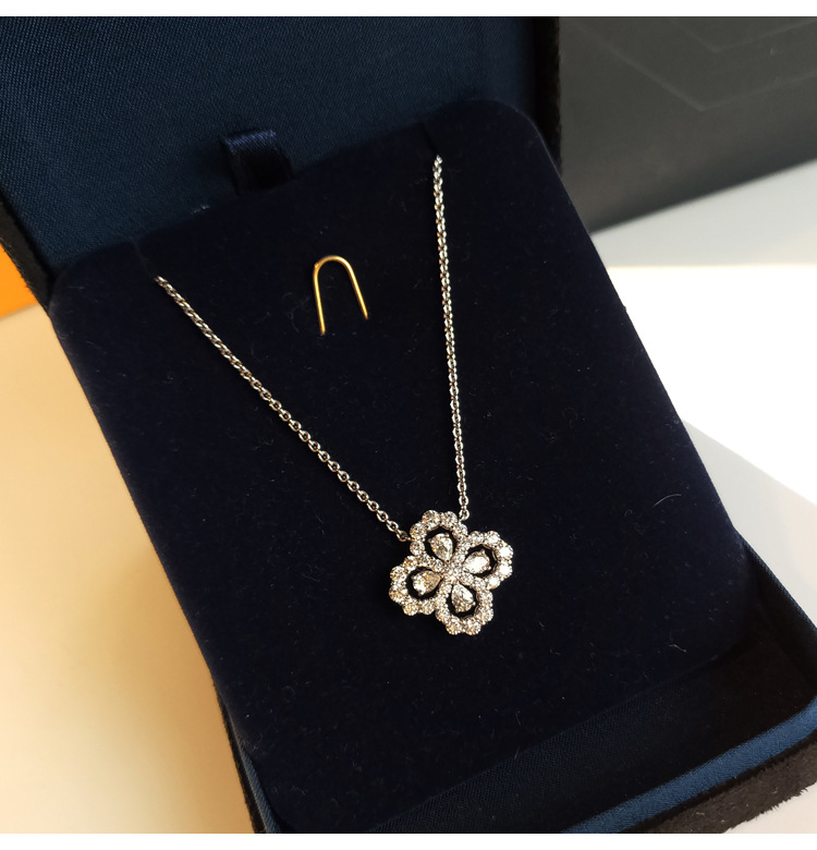 Pendant necklace clover clavicle necklace for women
