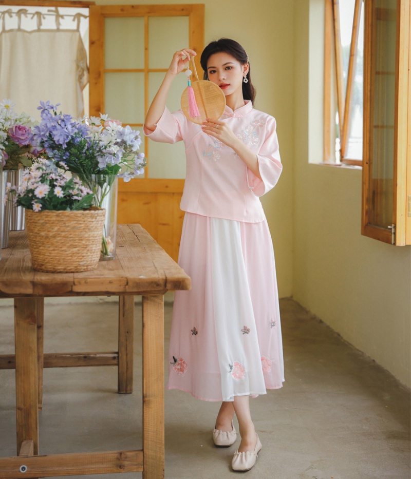 Chinese style cheongsam embroidery tops a set