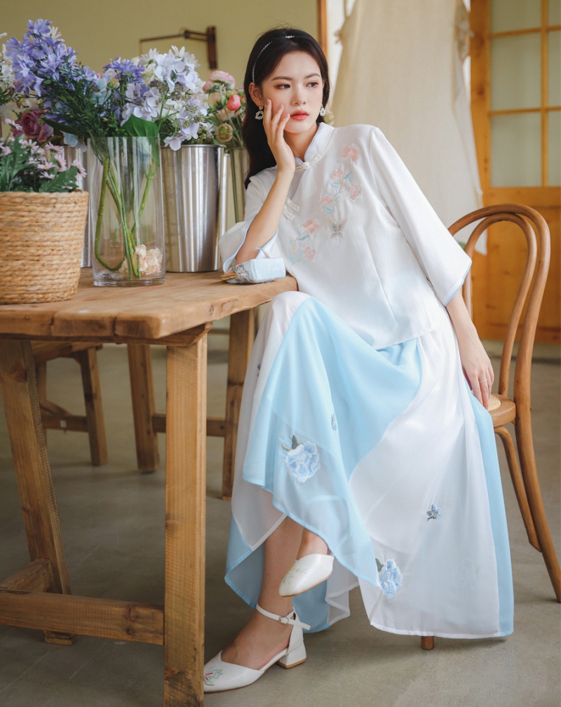 Chinese style cheongsam embroidery tops a set