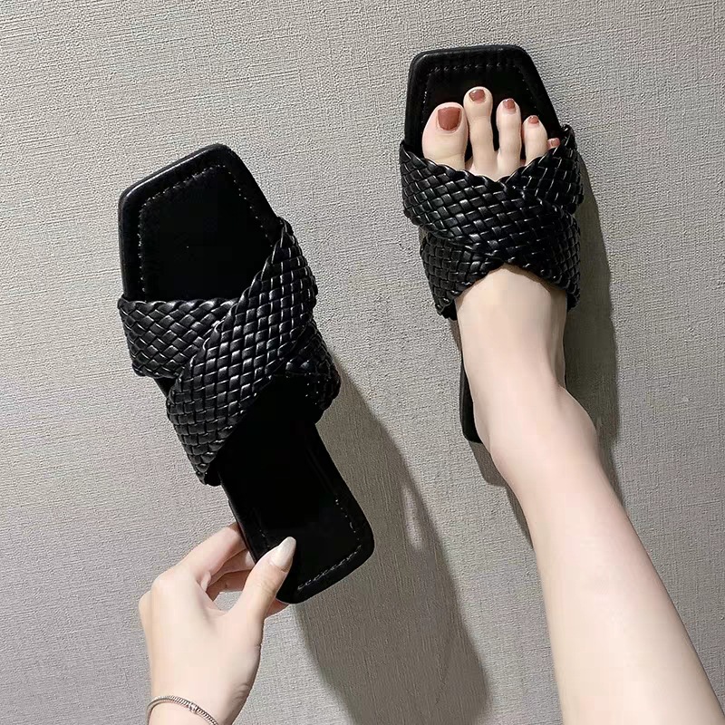 Flat summer fashion slippers
