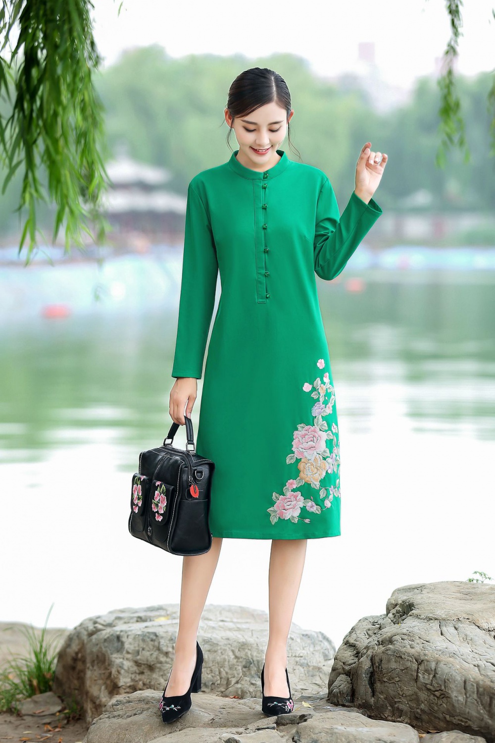 Embroidered flowers cheongsam bottoming dress for women