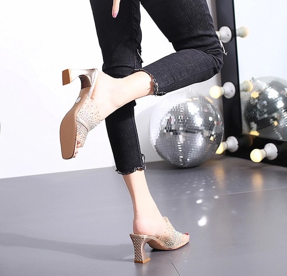 Wears outside sandals high-heeled shoes for women