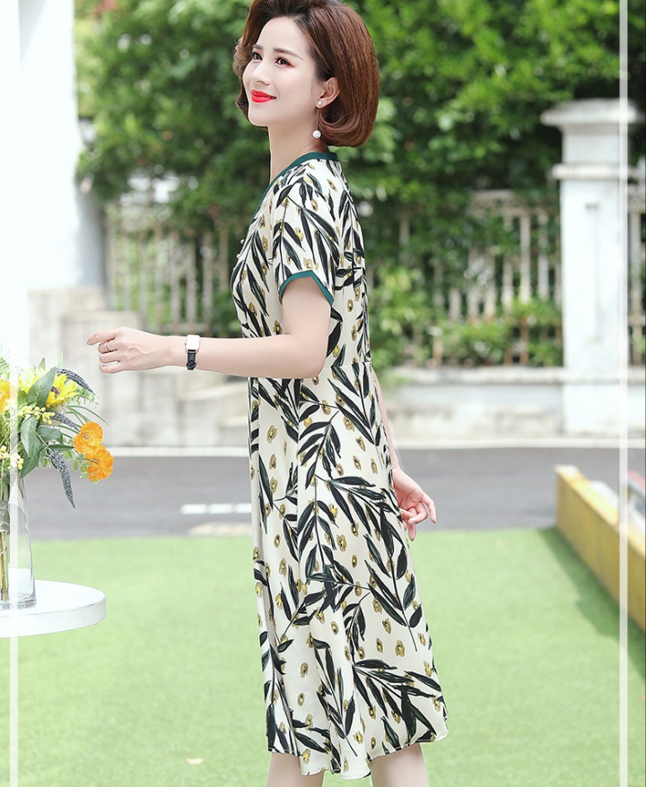 Middle-aged long summer Western style short sleeve dress