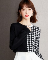Autumn houndstooth round face sweater for women