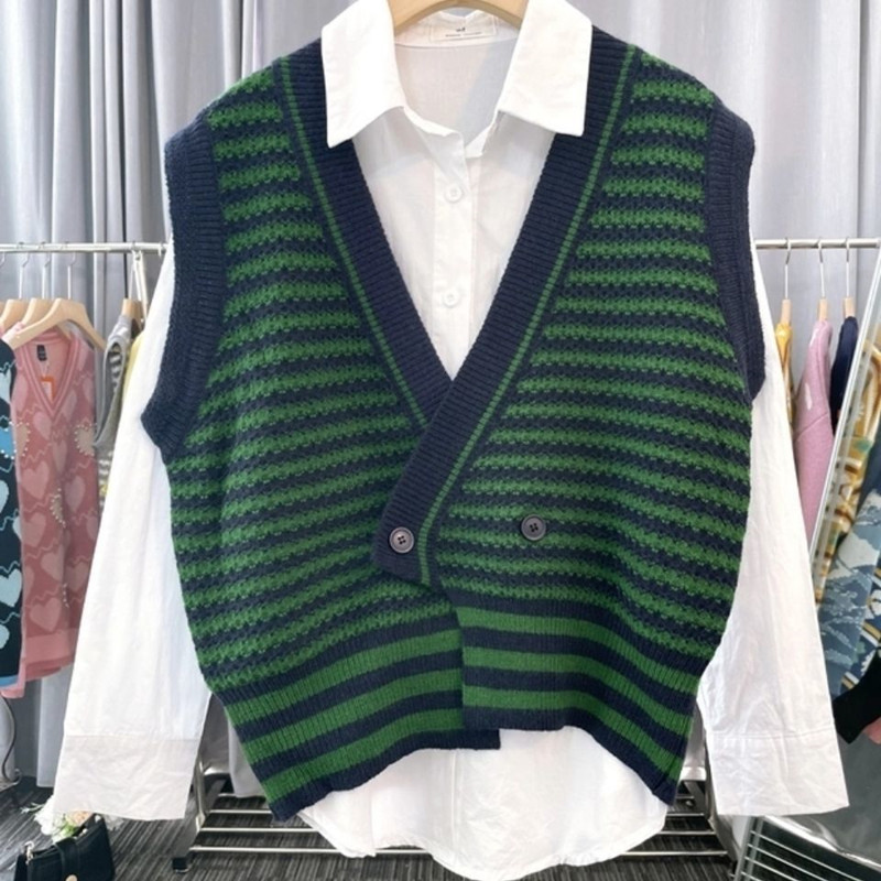 Knitted wears outside tops V-neck waistcoat