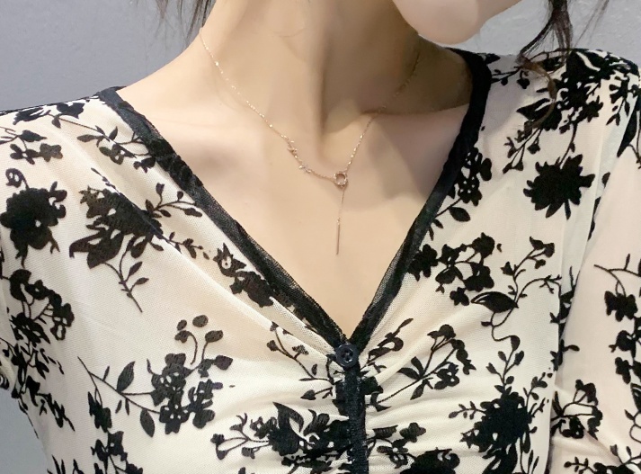 Thin fold T-shirt V-neck flocking tops for women
