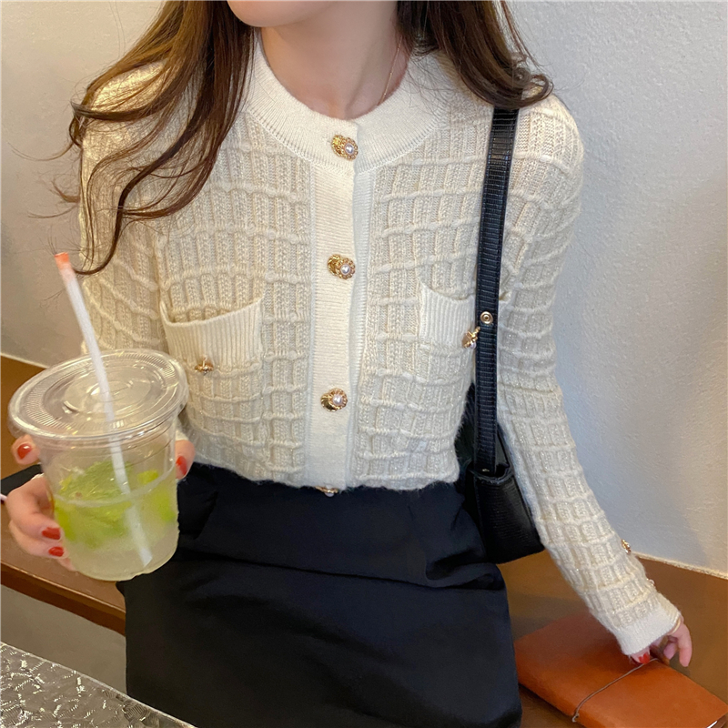 Fashion and elegant round neck knitted bottoming shirt
