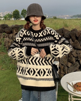 National style wears outside loose sweater for women
