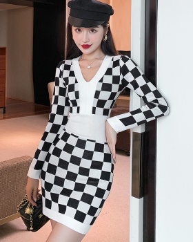 Temperament knitted V-neck black-white dress for women