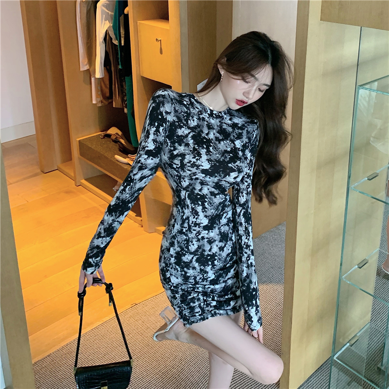 Round neck slim bottoming colors fold dress