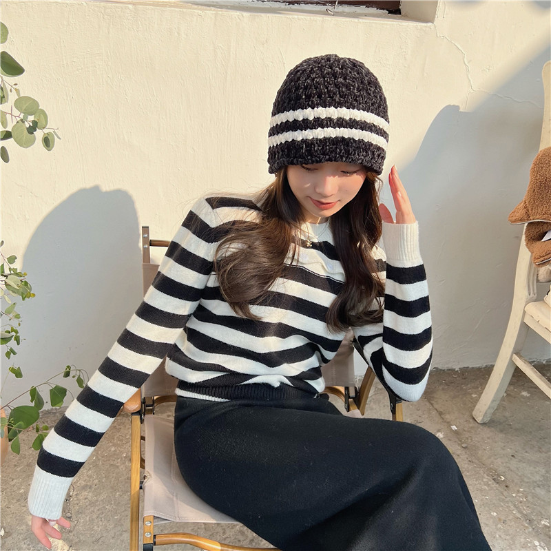 Stripe front buckle ghost maiden sweater