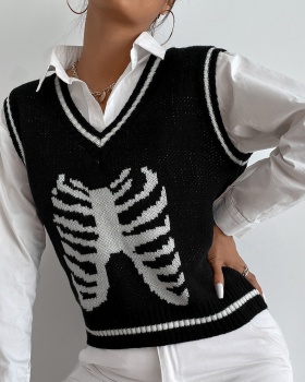 Knitted European style sweater outside the ride vest