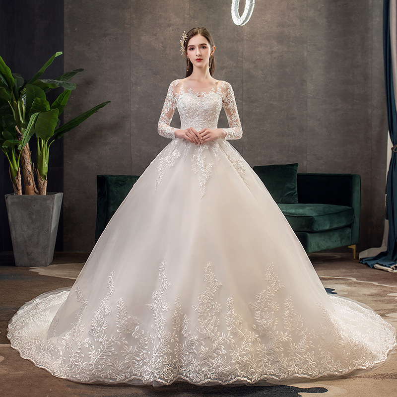 Trailing autumn and winter luxurious wedding dress
