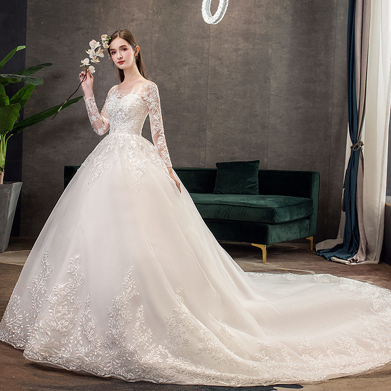 Trailing autumn and winter luxurious wedding dress