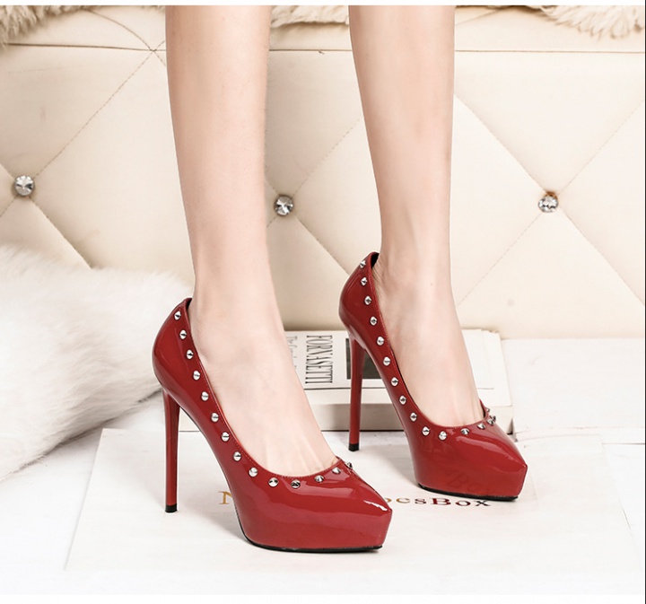 Fine-root pointed shoes rivet European style platform for women