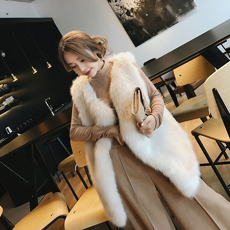 Fashion and elegant fur coat coat for women