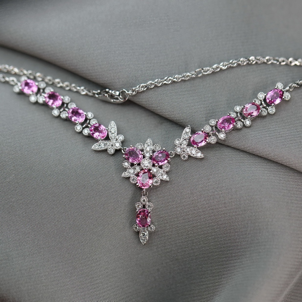 Fully-jewelled chain butterfly luxurious light necklace