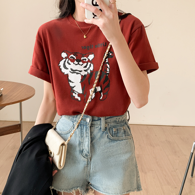 Loose red round neck Western style T-shirt for women