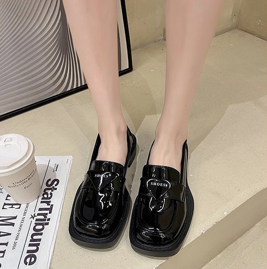 Small low leather shoes square head flattie