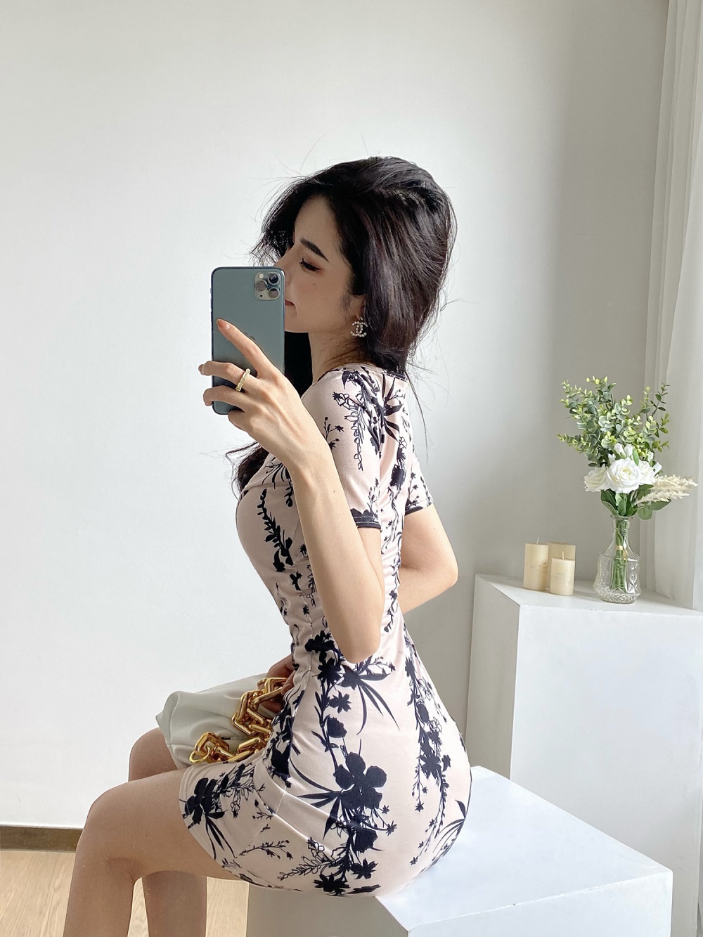 Low collar short sleeve light pinched waist dress