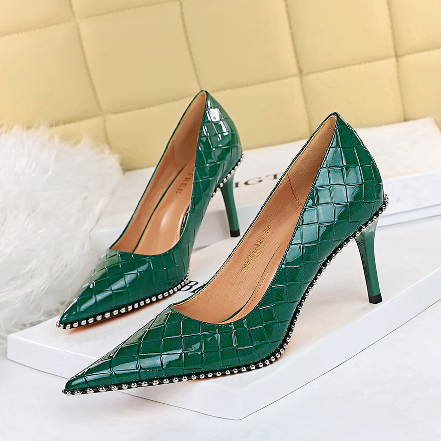 Pointed low patent leather sexy chain weave pattern shoes