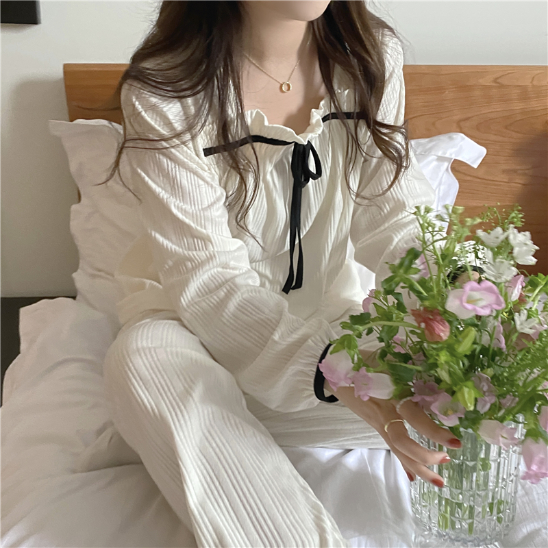 White spring pajamas a set