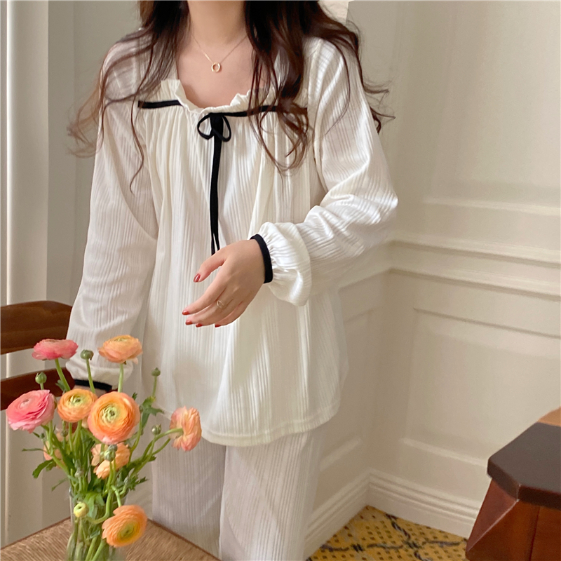 White spring pajamas a set