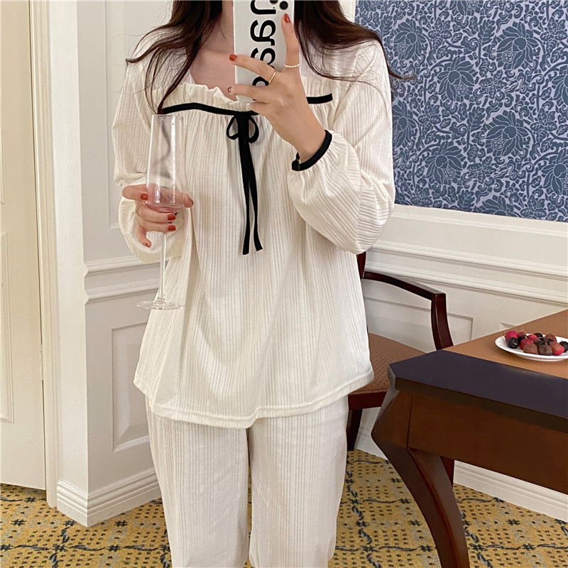 White spring pajamas a set