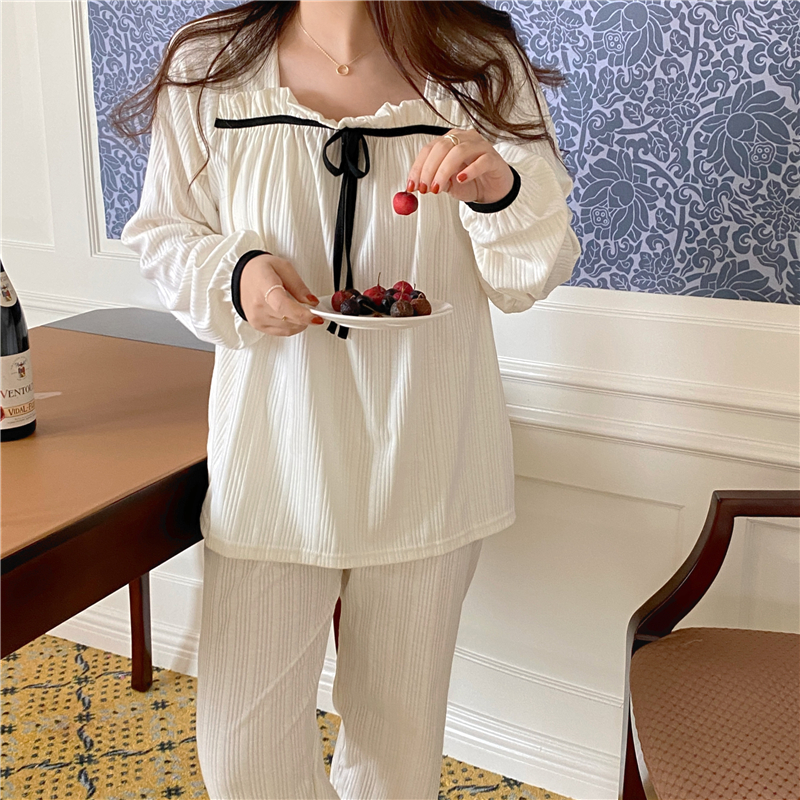 White spring pajamas a set