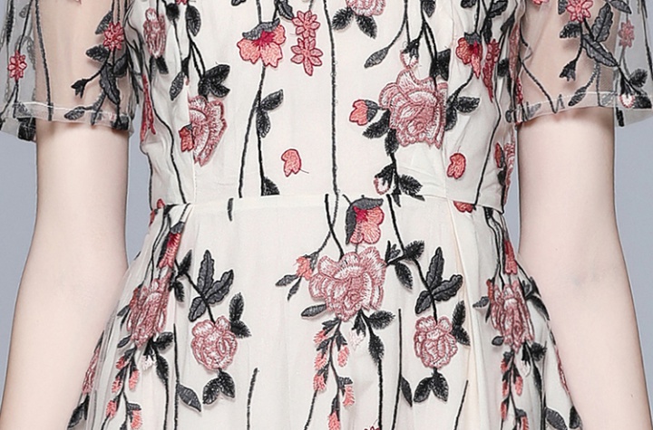 Short sleeve pinched waist round neck gauze embroidery dress
